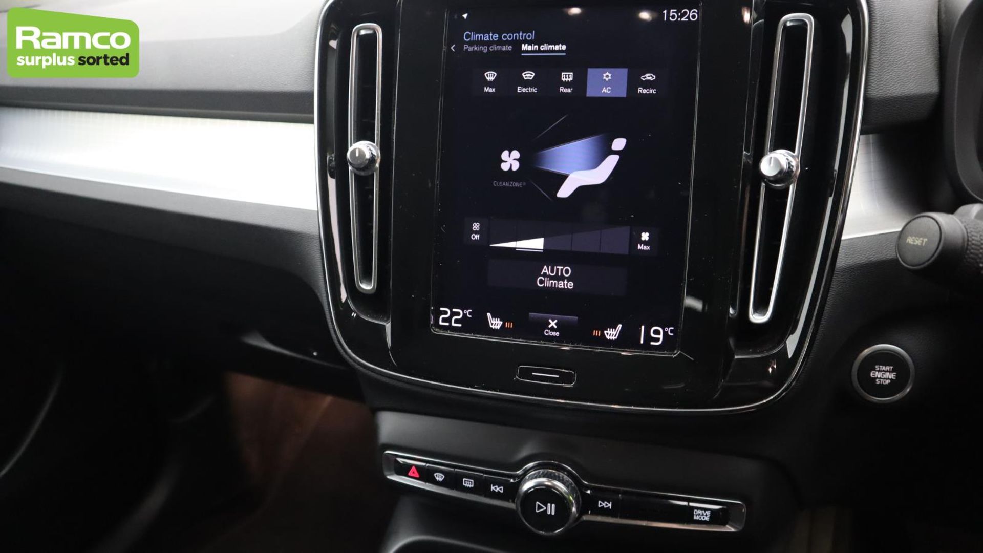 Volvo XC40 Momentum Pro D3 AWD Estate 2.0L - KN69 SEY - Image 12 of 51