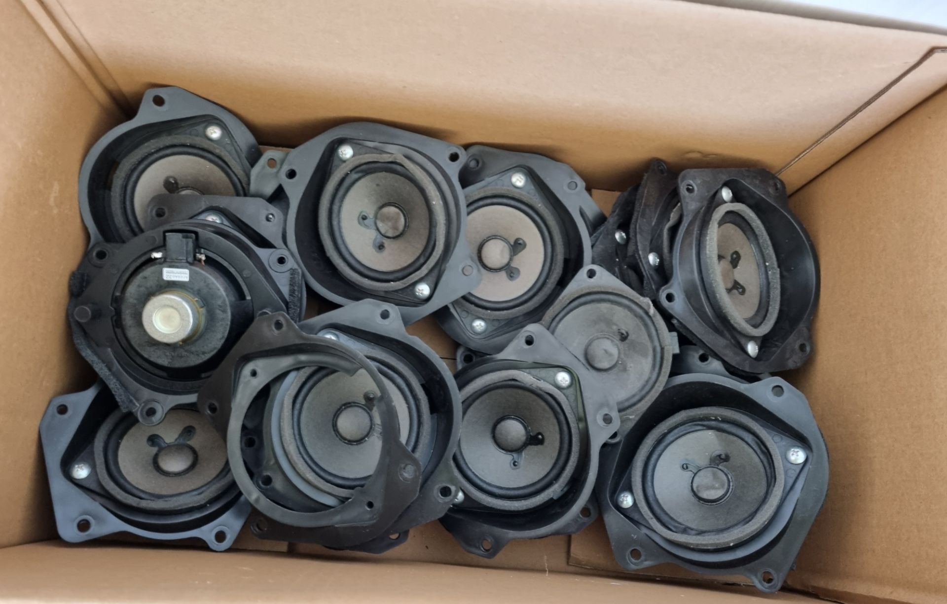 Mitsubishi Shogun spares to include display consoles, speakers and tie down clips - Image 5 of 6