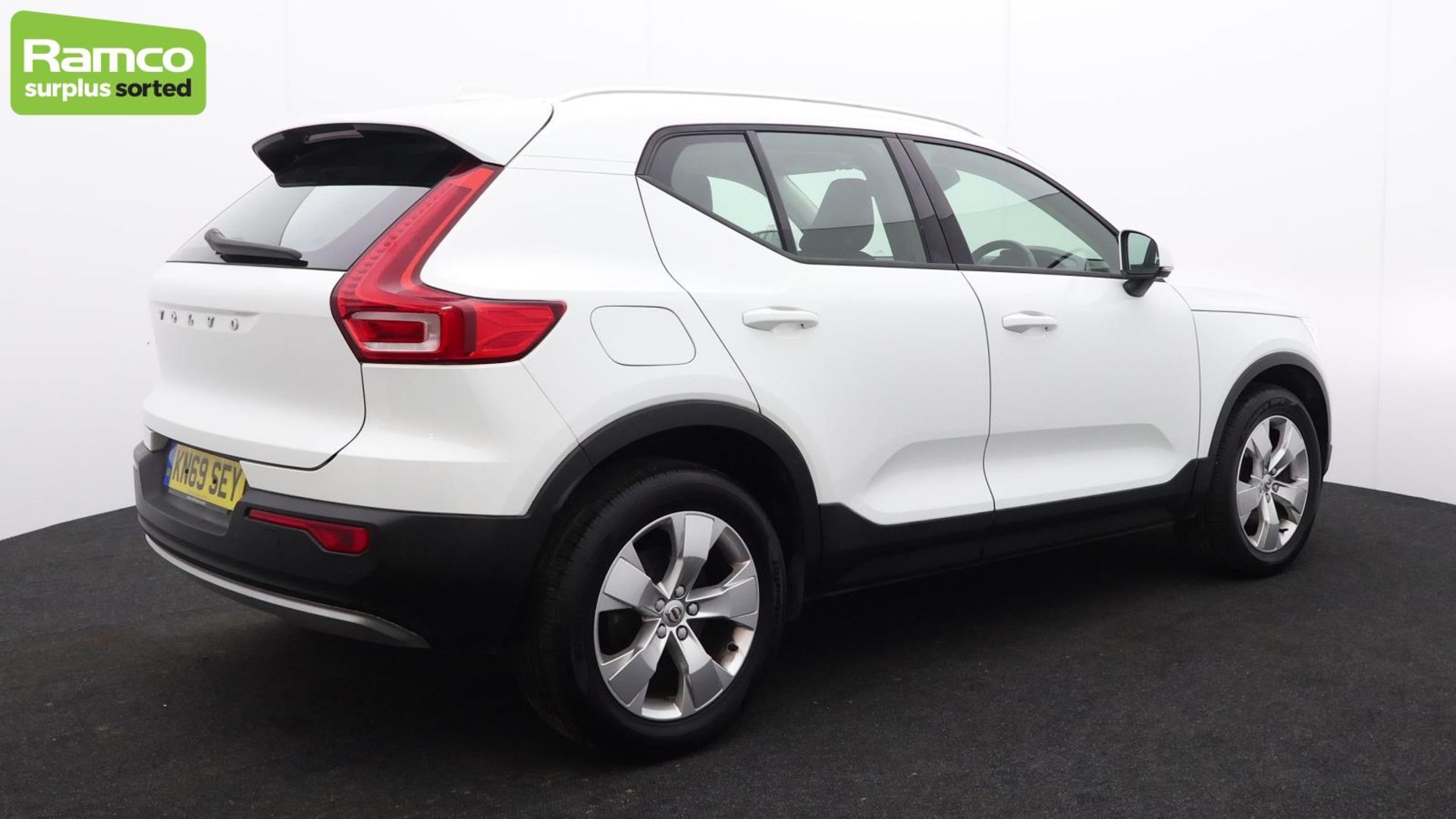 Volvo XC40 Momentum Pro D3 AWD Estate 2.0L - KN69 SEY - Image 5 of 51