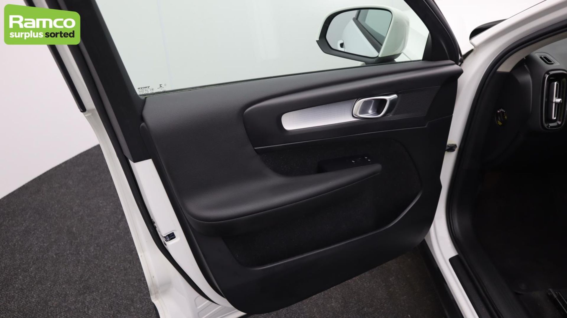 Volvo XC40 Momentum Pro D3 AWD Estate 2.0L - KN69 SEY - Image 38 of 51