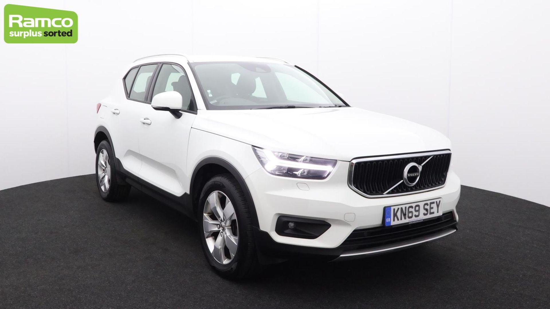 Volvo XC40 Momentum Pro D3 AWD Estate 2.0L - KN69 SEY - Image 3 of 51