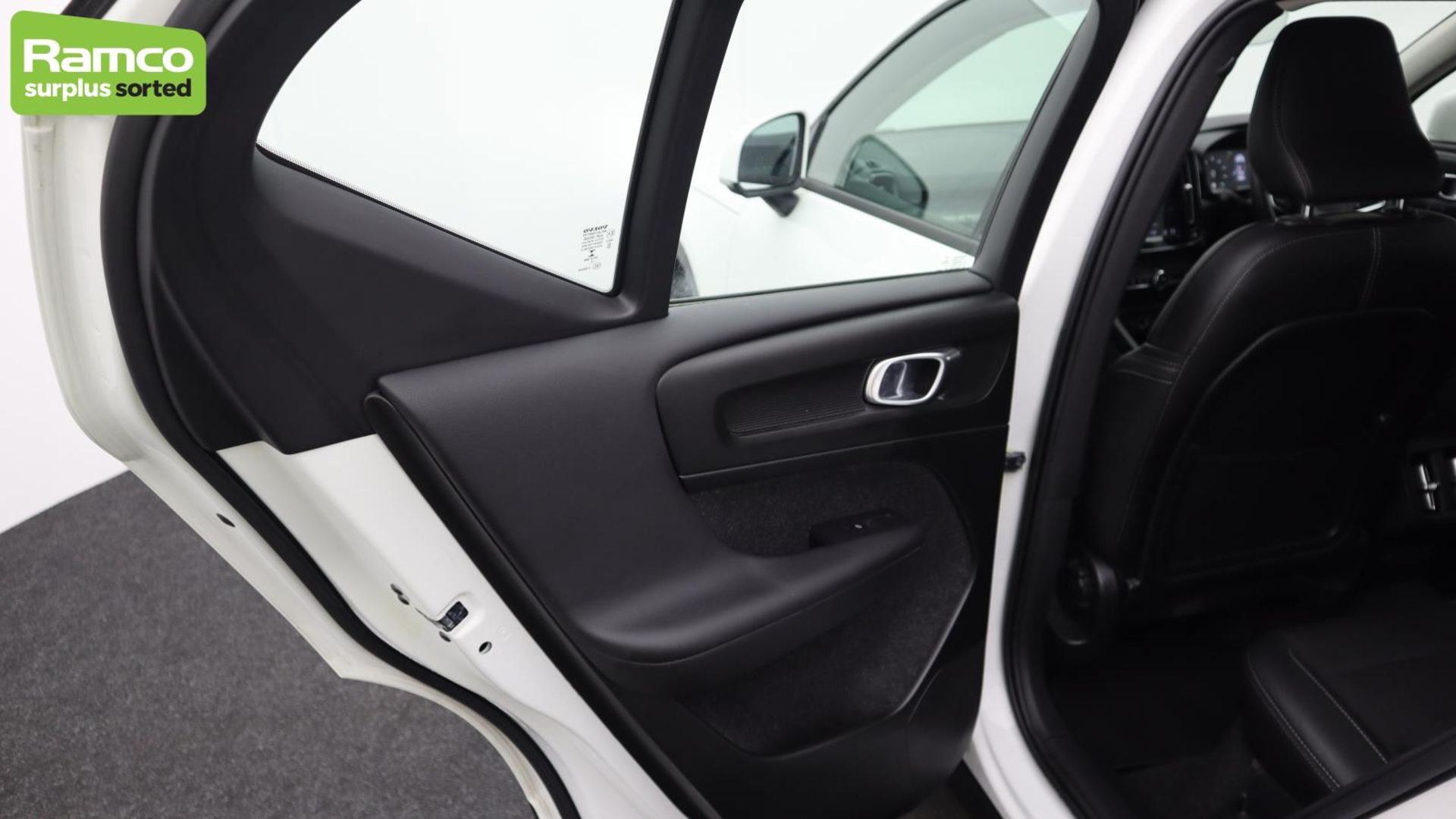 Volvo XC40 Momentum Pro D3 AWD Estate 2.0L - KN69 SEY - Image 36 of 51
