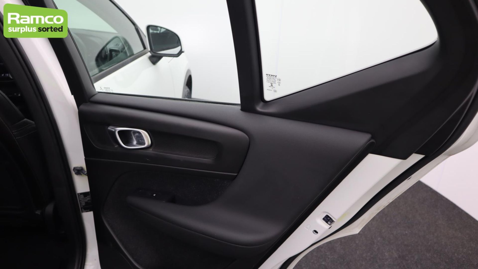 Volvo XC40 Momentum Pro D3 AWD Estate 2.0L - KN69 SEY - Image 25 of 51