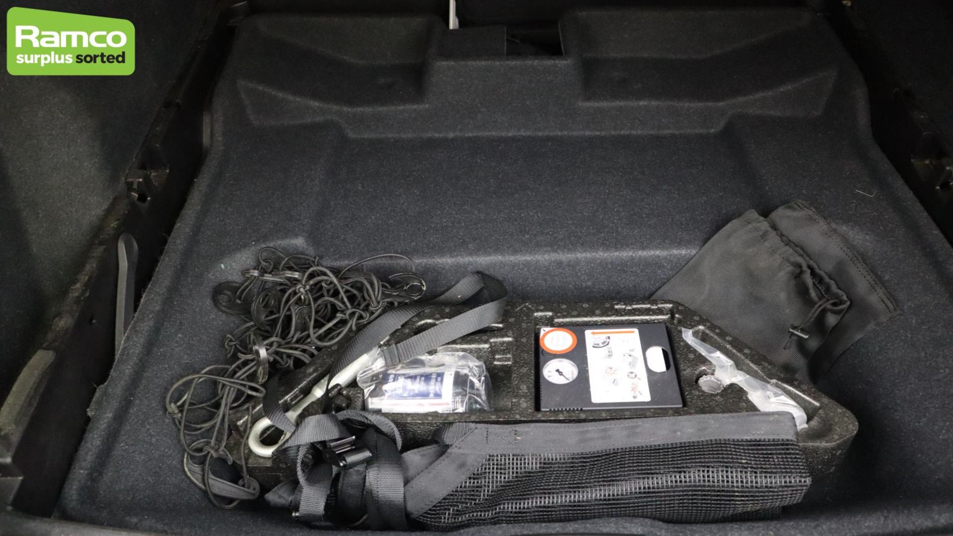 Volvo XC40 Momentum Pro D3 AWD Estate 2.0L - KN69 SEY - Image 32 of 51