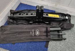 Land Rover Discovery HY32-17K079-AB jack with wrench tool set in protective case