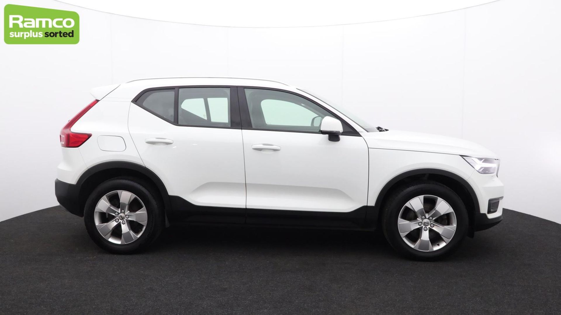 Volvo XC40 Momentum Pro D3 AWD Estate 2.0L - KN69 SEY - Image 4 of 51