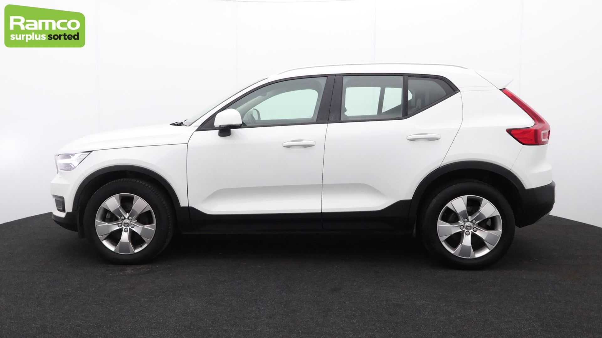 Volvo XC40 Momentum Pro D3 AWD Estate 2.0L - KN69 SEY - Image 8 of 51