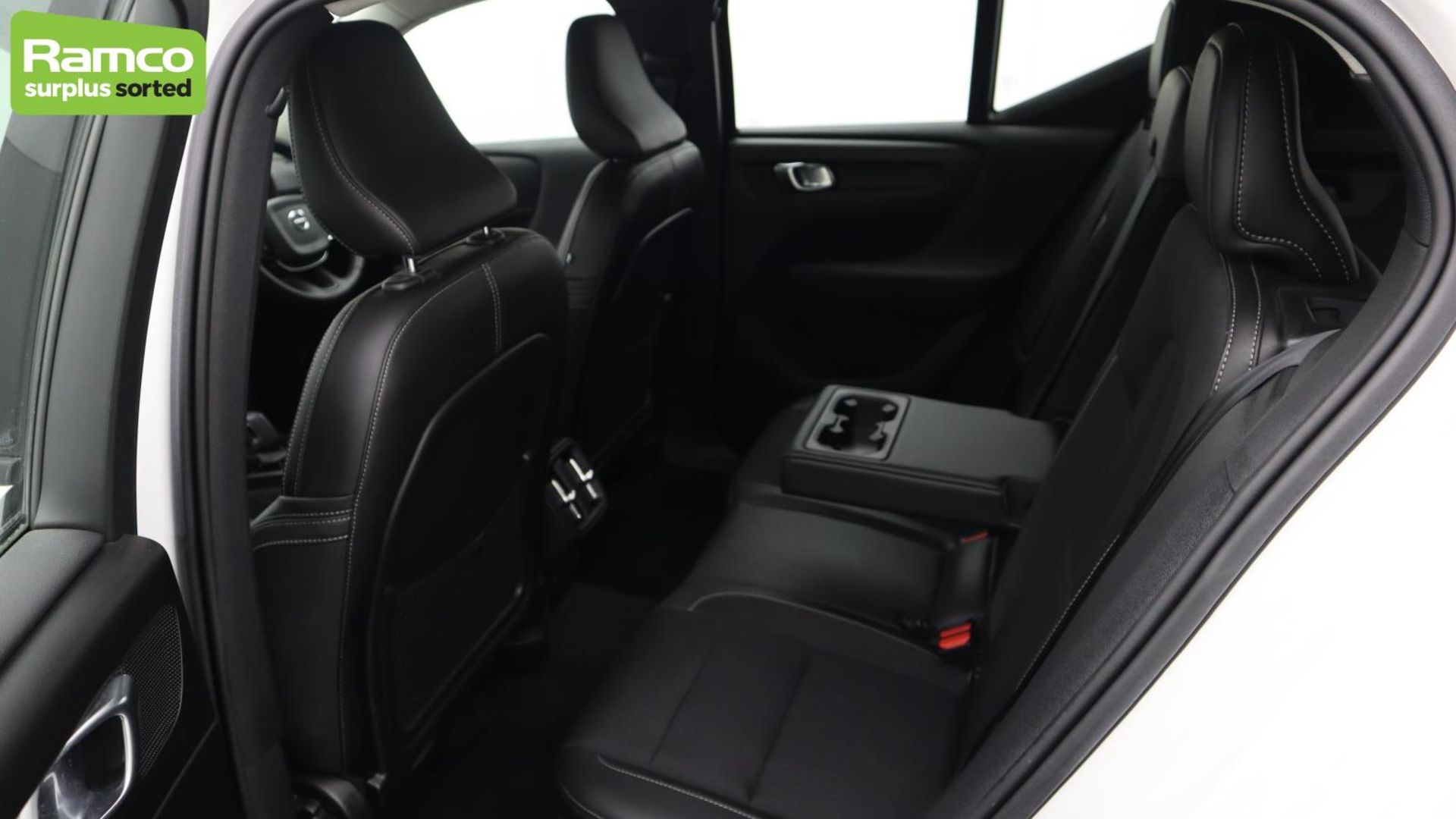 Volvo XC40 Momentum Pro D3 AWD Estate 2.0L - KN69 SEY - Image 35 of 51