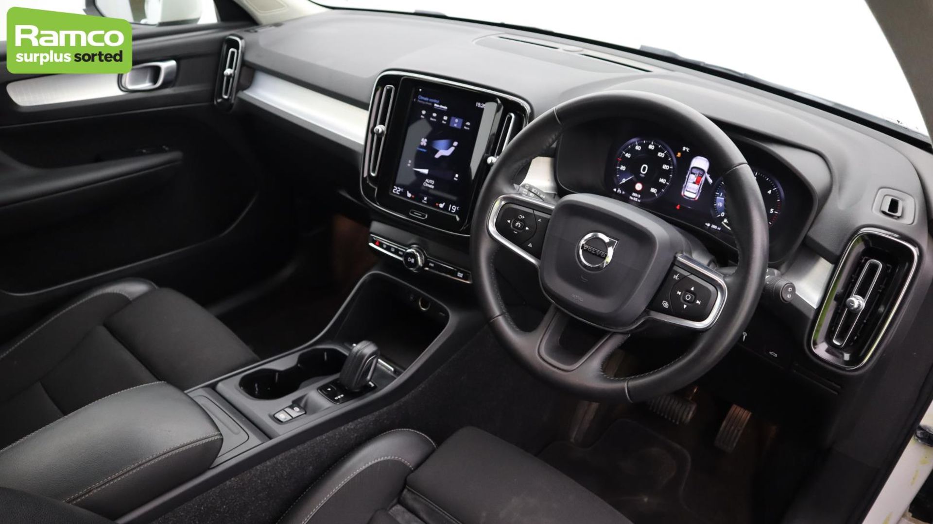 Volvo XC40 Momentum Pro D3 AWD Estate 2.0L - KN69 SEY - Image 10 of 51