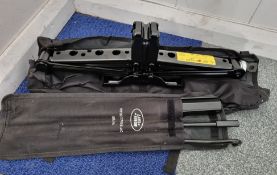 Land Rover Discovery HY32-17K079-AB jack with wrench tool set in protective case