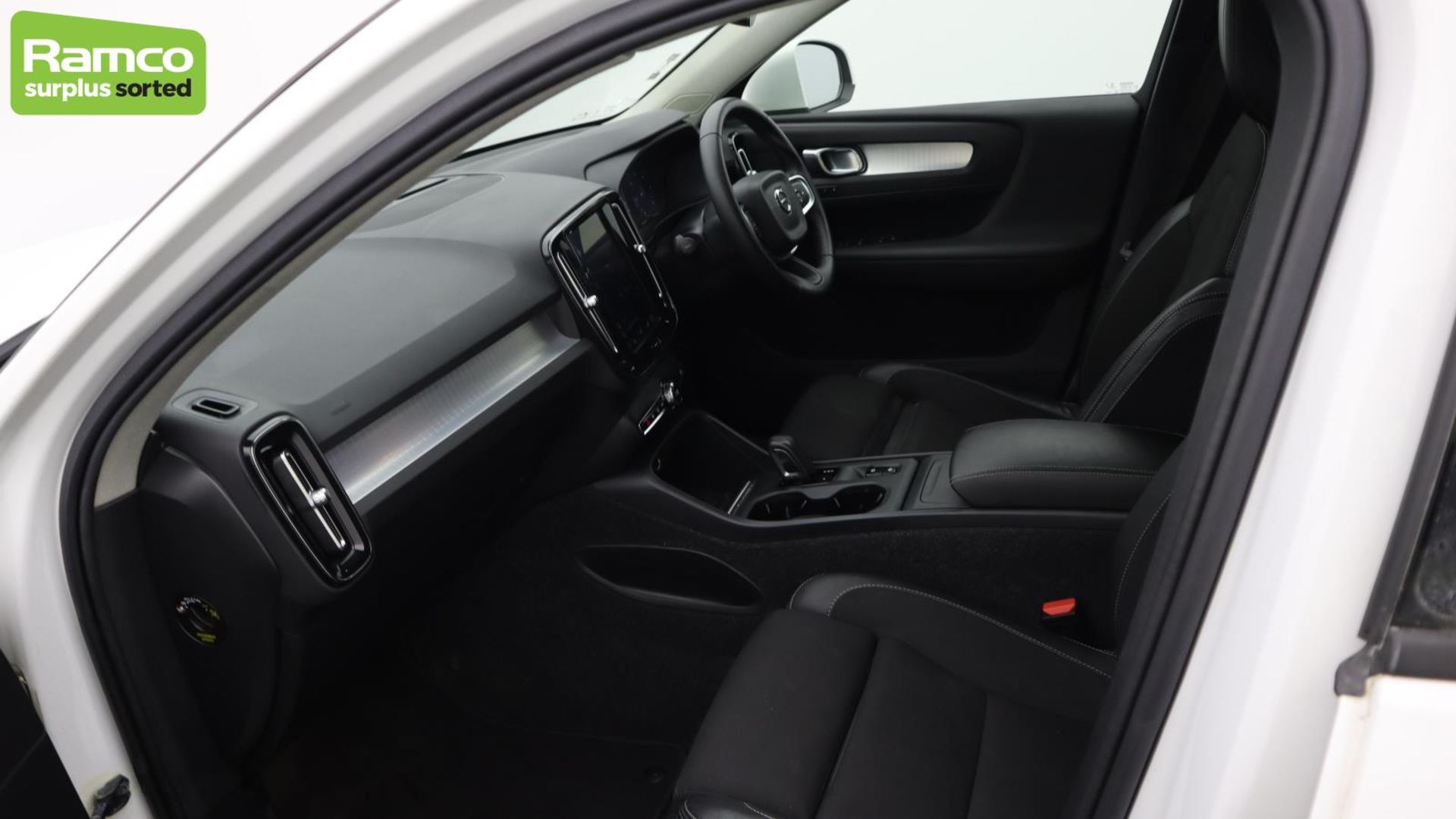 Volvo XC40 Momentum Pro D3 AWD Estate 2.0L - KN69 SEY - Image 37 of 51