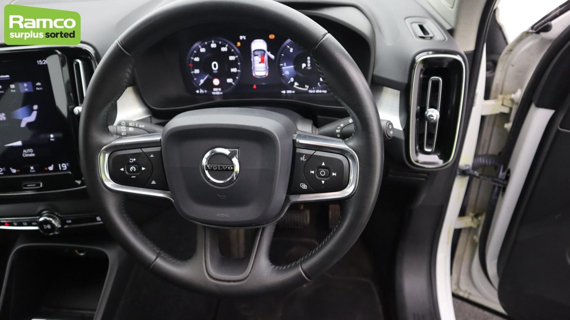 Volvo XC40 Momentum Pro D3 AWD Estate 2.0L - KN69 SEY - Image 11 of 51