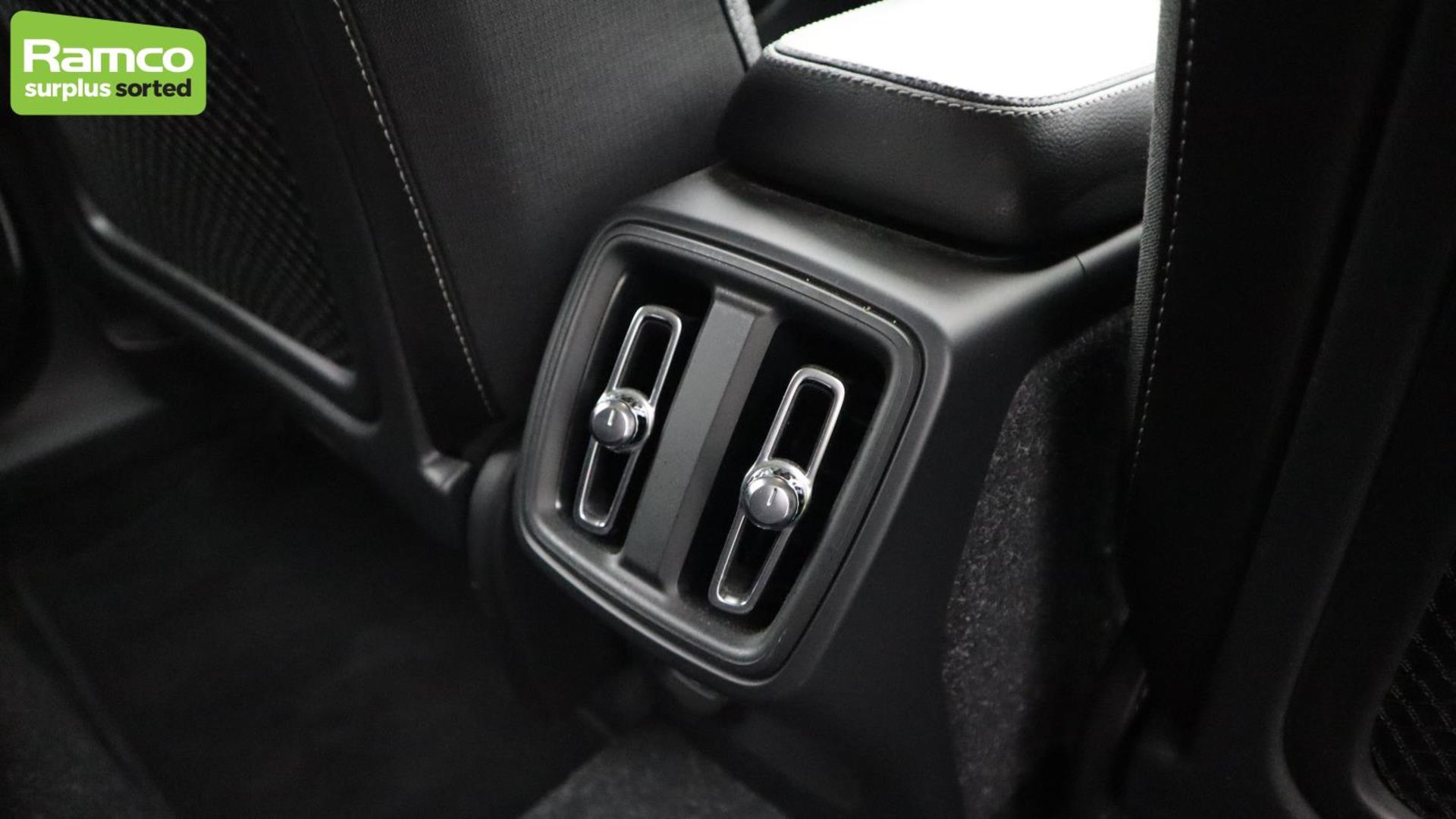 Volvo XC40 Momentum Pro D3 AWD Estate 2.0L - KN69 SEY - Image 27 of 51
