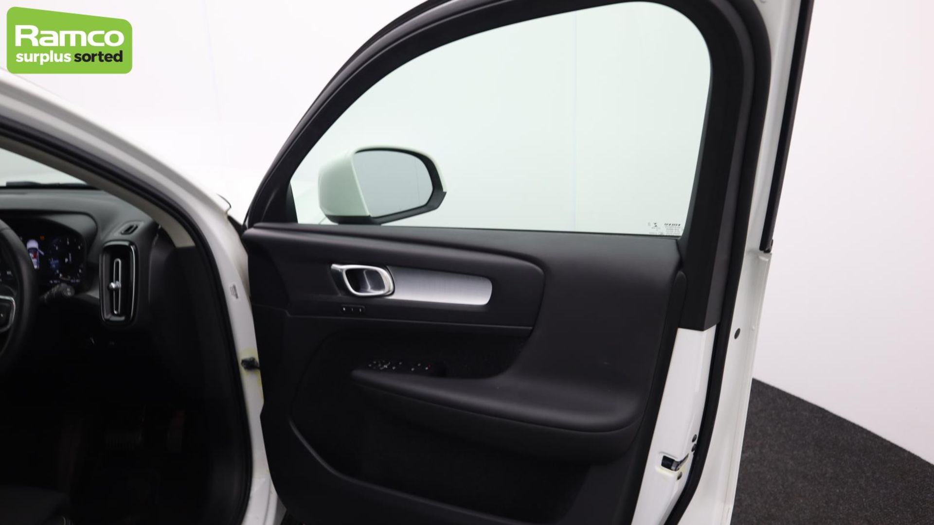 Volvo XC40 Momentum Pro D3 AWD Estate 2.0L - KN69 SEY - Image 23 of 51