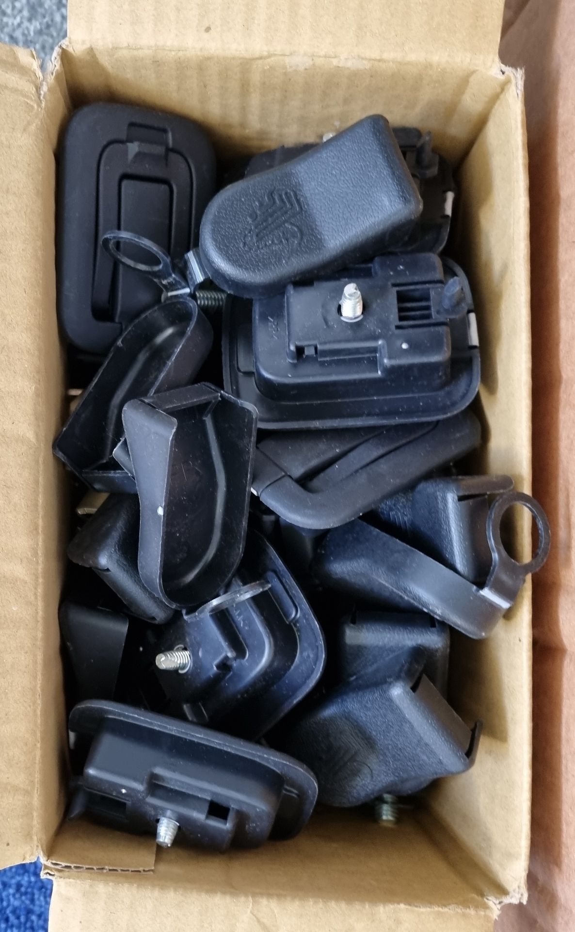 Mitsubishi Shogun spares to include display consoles, speakers and tie down clips - Image 4 of 6