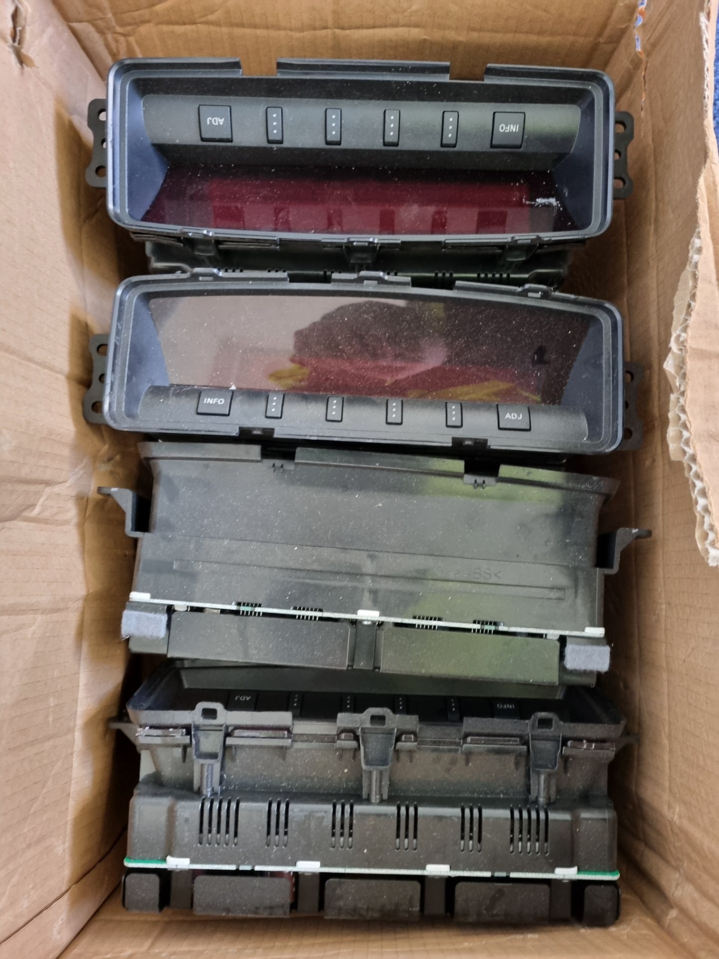 Mitsubishi Shogun spares to include display consoles, speakers and tie down clips - Image 2 of 6