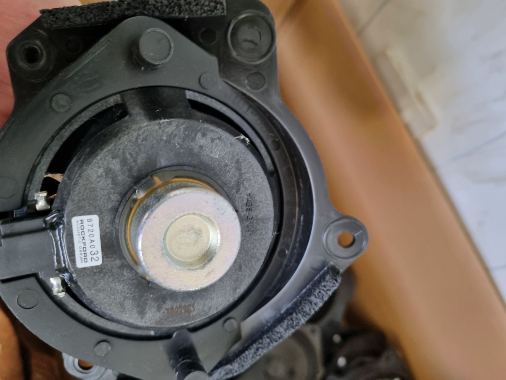 Mitsubishi Shogun spares to include display consoles, speakers and tie down clips - Image 6 of 6