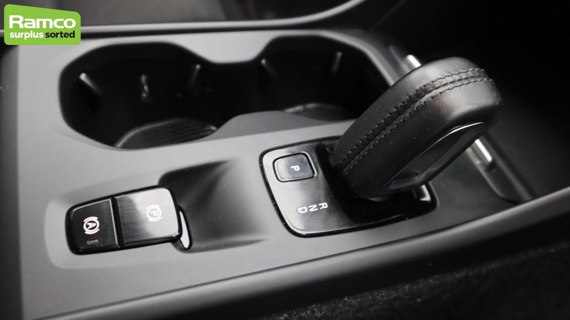 Volvo XC40 Momentum Pro D3 AWD Estate 2.0L - KN69 SEY - Image 20 of 51