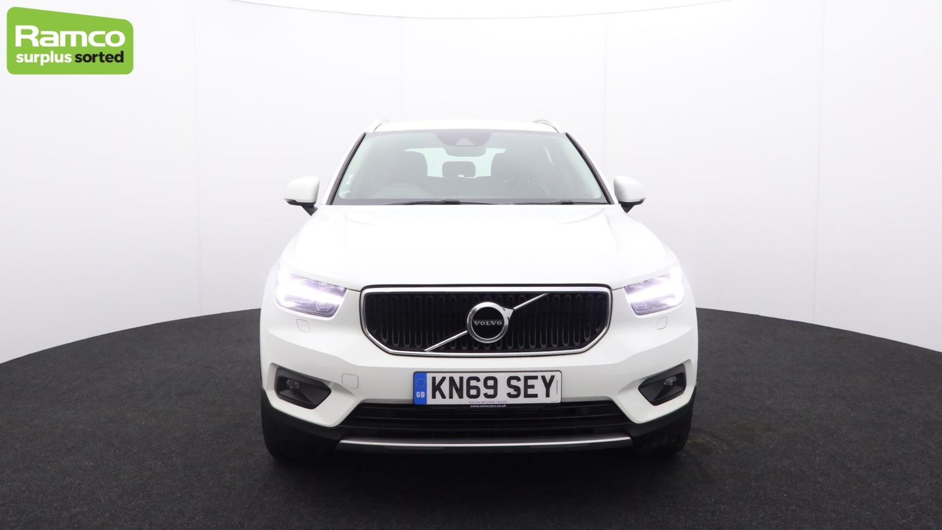 Volvo XC40 Momentum Pro D3 AWD Estate 2.0L - KN69 SEY - Image 2 of 51