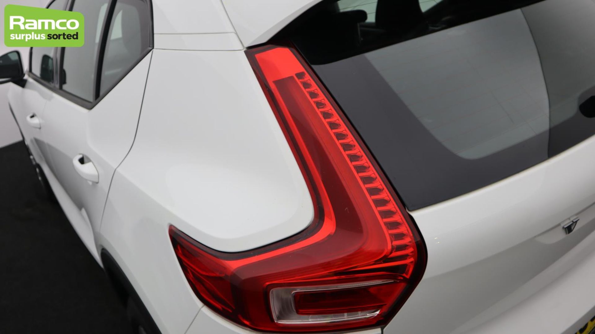 Volvo XC40 Momentum Pro D3 AWD Estate 2.0L - KN69 SEY - Image 30 of 51