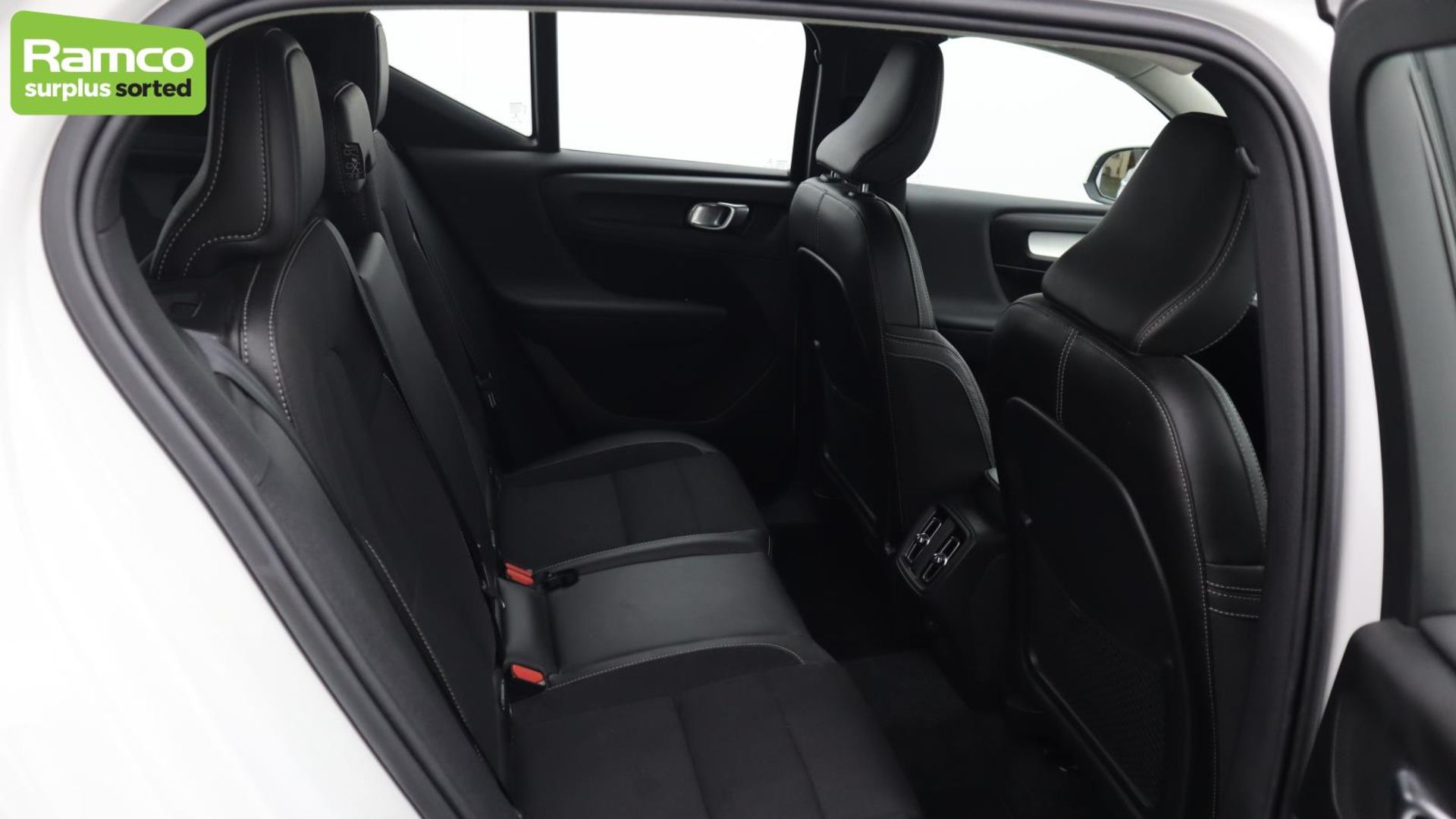 Volvo XC40 Momentum Pro D3 AWD Estate 2.0L - KN69 SEY - Image 24 of 51