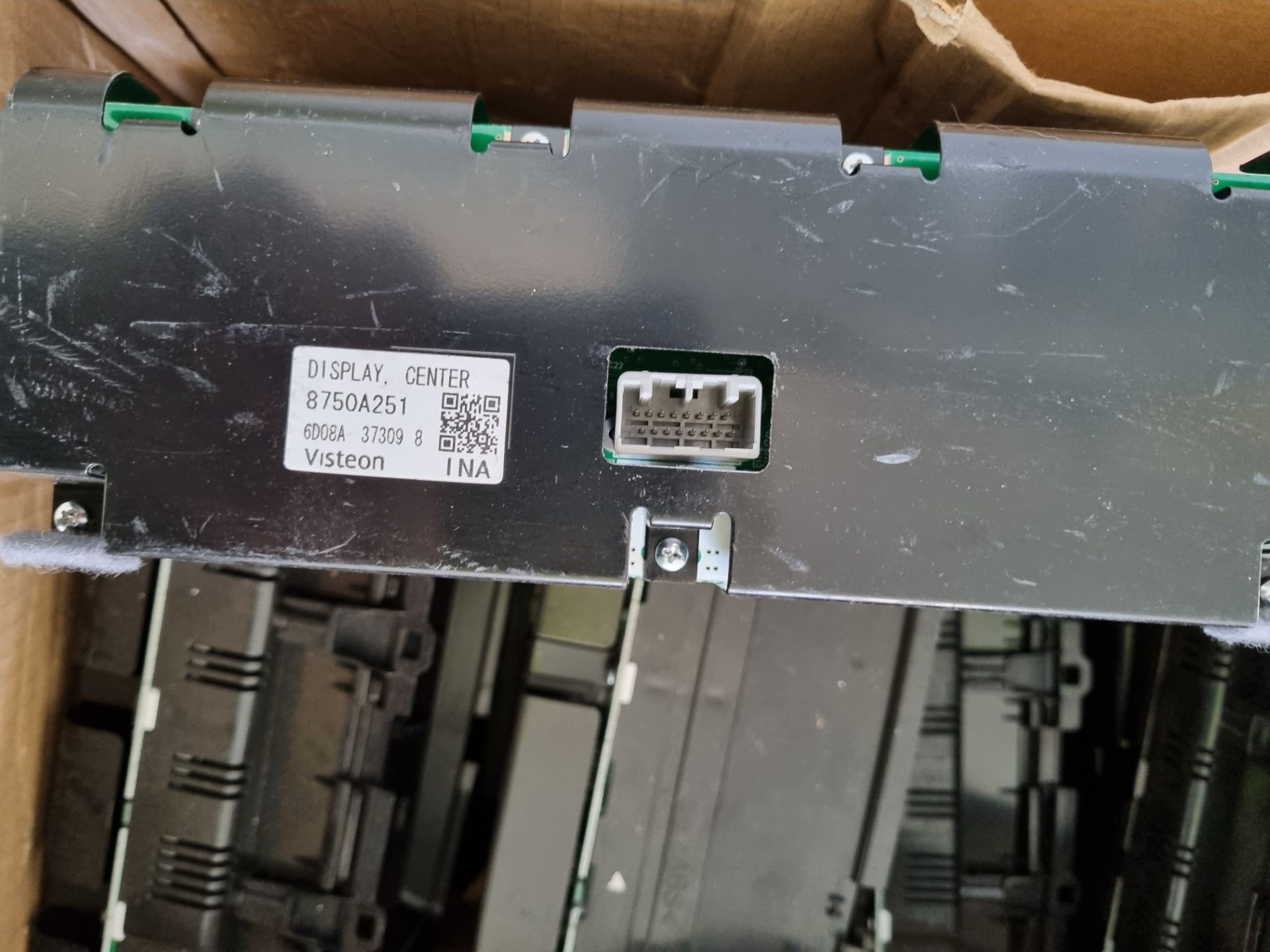 Mitsubishi Shogun spares to include display consoles, speakers and tie down clips - Image 3 of 6