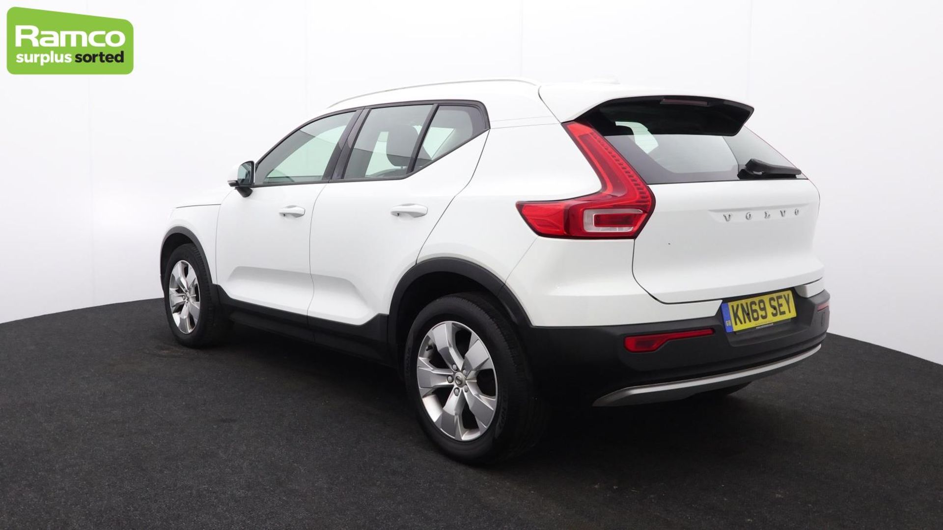 Volvo XC40 Momentum Pro D3 AWD Estate 2.0L - KN69 SEY - Image 7 of 51