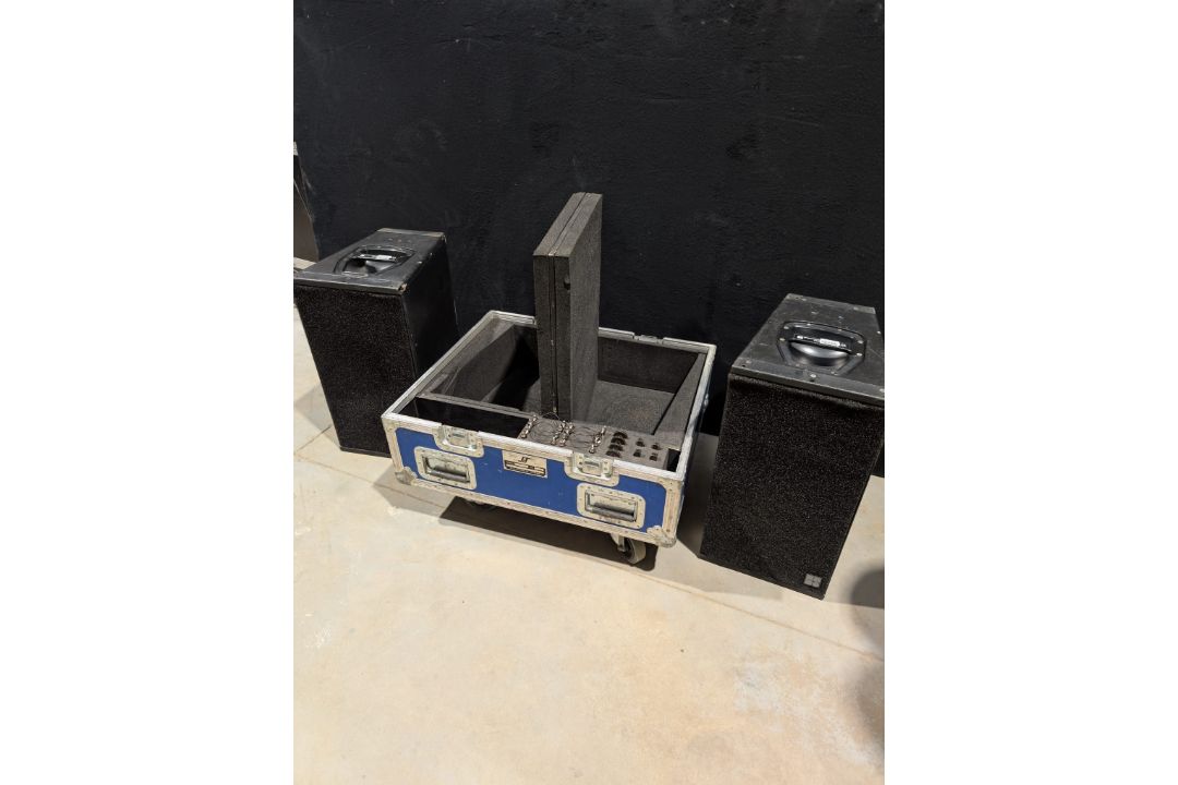 Set of 2x D&B Q1 including flightcase. Spares & repairs. - Image 2 of 5