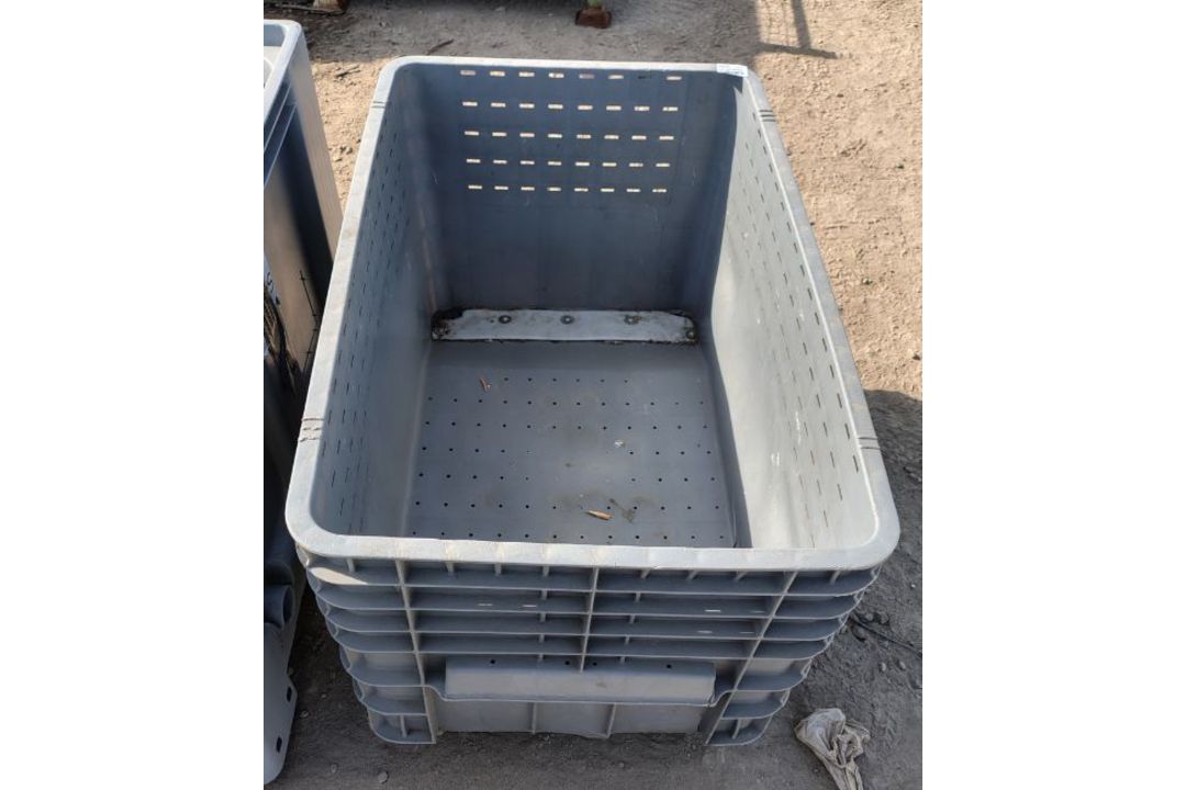 Wheeled plastic pallet box - CRACK ON THE BOTTOM - Image 3 of 3