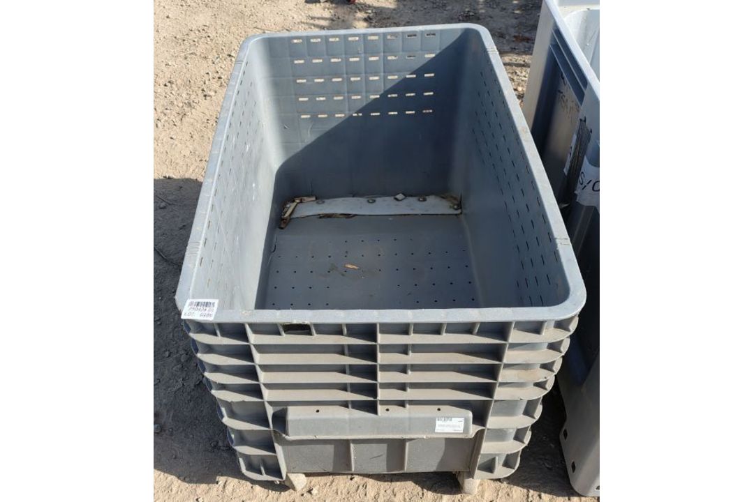Wheeled plastic pallet box - CRACK ON THE BOTTOM - Image 1 of 3