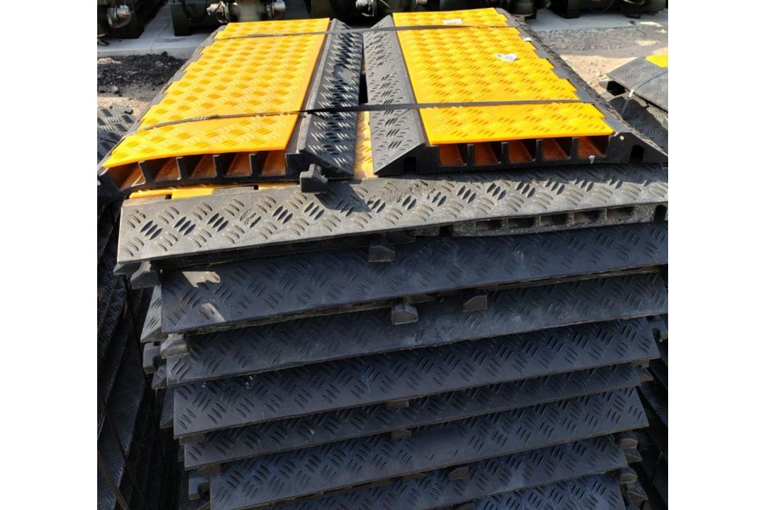 50x 5 channel rubber cable protector ramps - approx dimensions: L 900 x W 500 x H 55mm - Image 2 of 4