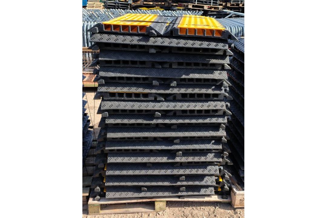 50x 5 channel rubber cable protector ramps - approx dimensions: L 900 x W 500 x H 55mm - Image 3 of 4