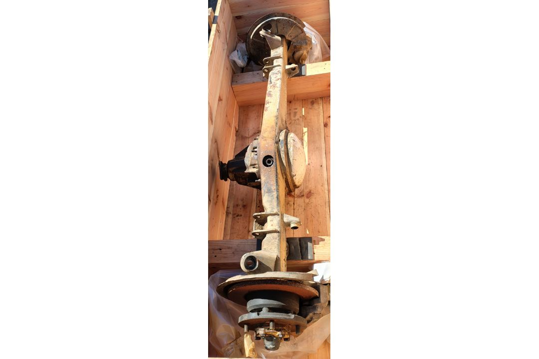 Land Rover RWMIK+ rear axle assembly with brake discs, pads and calipers in wooden storage crate - Image 2 of 9
