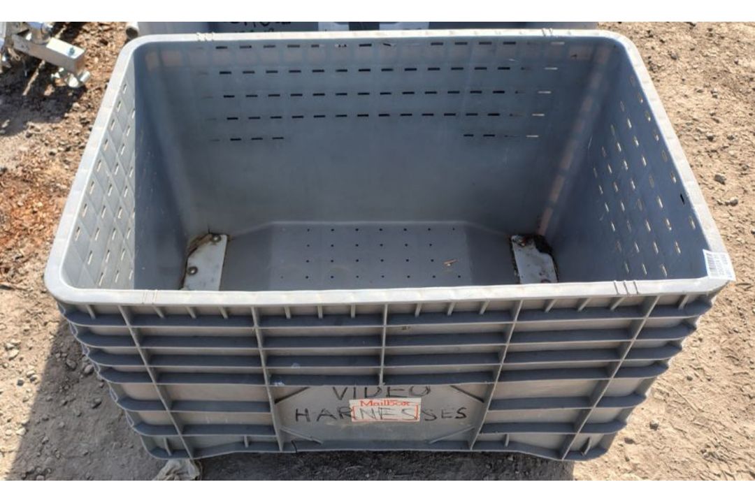 Wheeled plastic pallet box - CRACK ON THE BOTTOM - Image 2 of 3