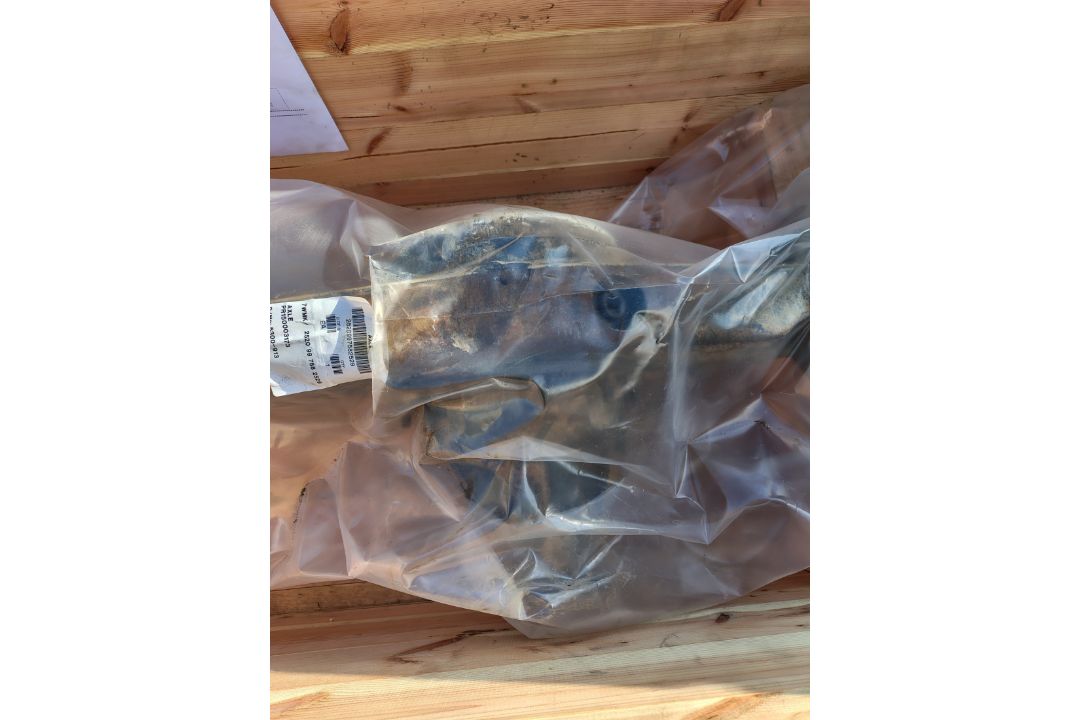 Land Rover RWMIK+ rear axle assembly with brake discs, pads and calipers in wooden storage crate - Image 5 of 9