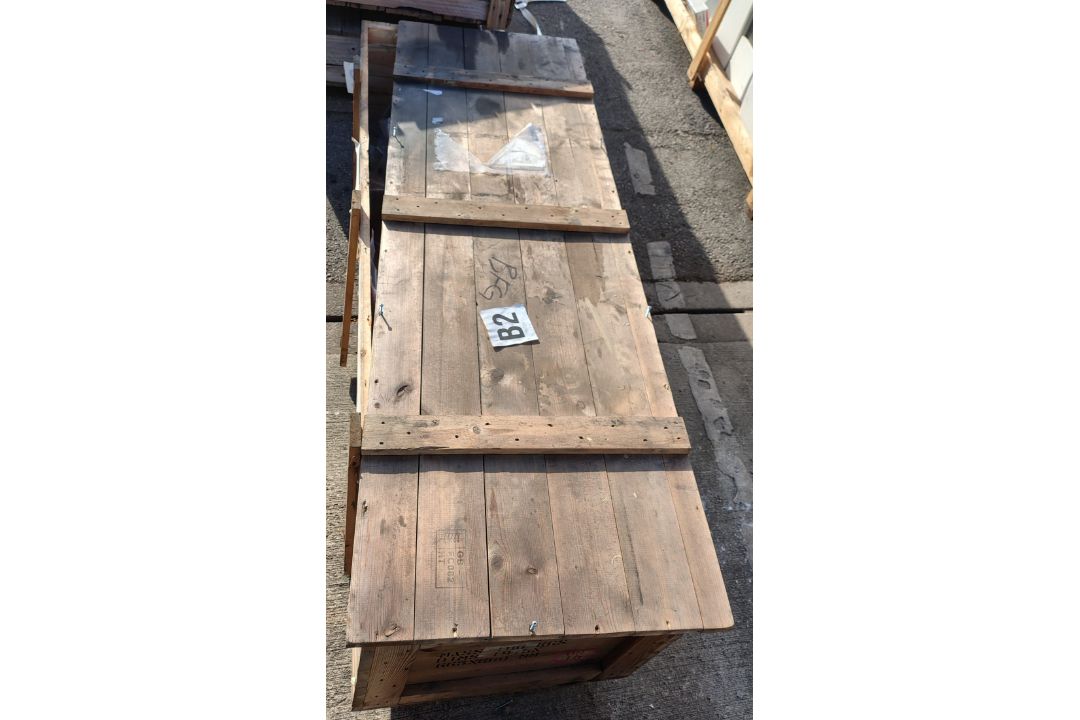 Land Rover RWMIK+ rear axle assembly with brake discs, pads and calipers in wooden storage crate - Image 9 of 9