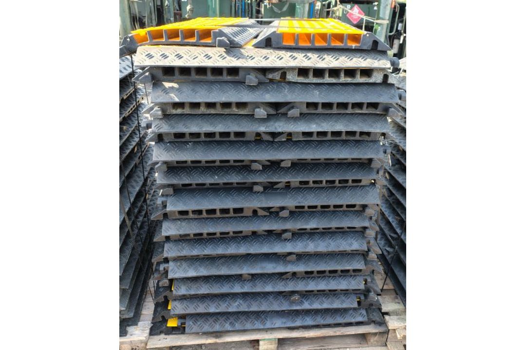 50x 5 channel rubber cable protector ramps - approx dimensions: L 900 x W 500 x H 55mm - Image 1 of 4
