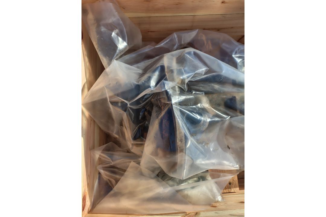 Land Rover RWMIK+ rear axle assembly with brake discs, pads and calipers in wooden storage crate - Image 4 of 9