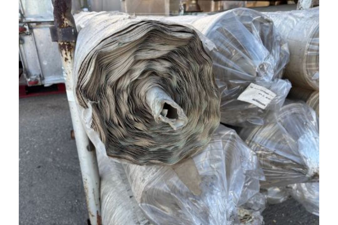 90x rolls of fibre reinforced tarpaulin - 4m wide x 50m long - Image 3 of 4