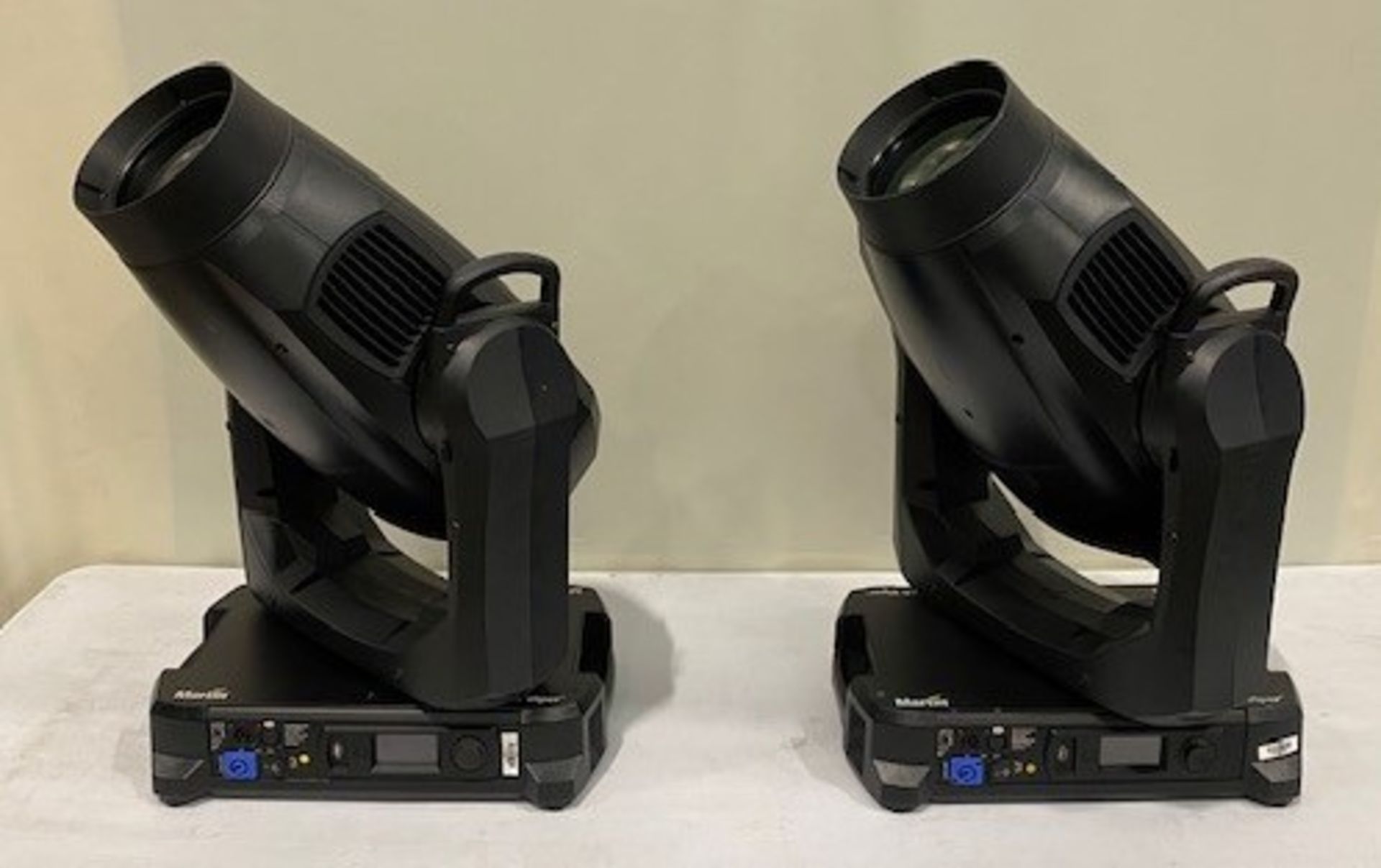 4x Martin Mac Viper Performance in 2x flight cases each at 122 x 60 x 100 cm and 150.7kg.