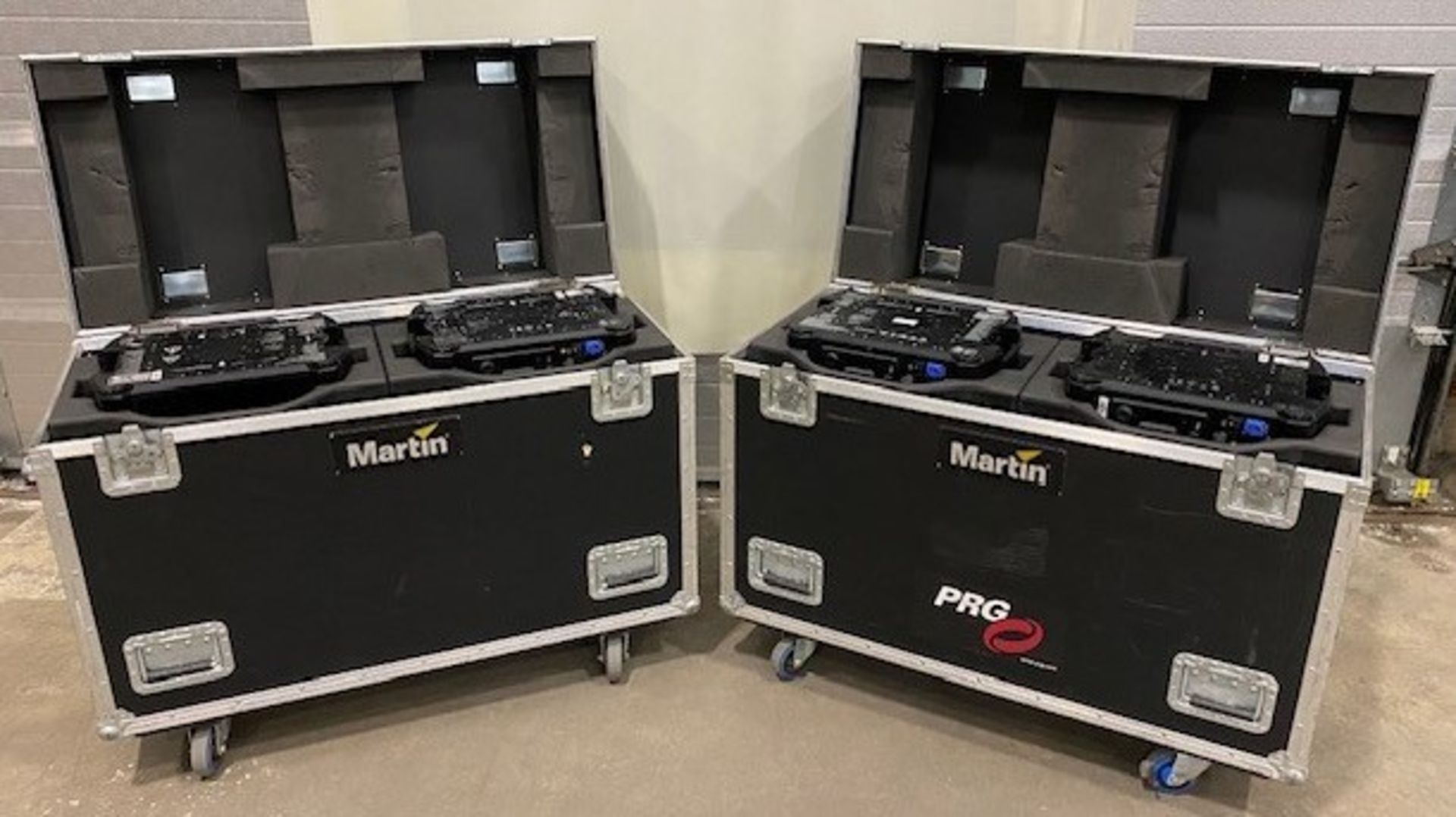 4x Martin Mac Viper Performance in 2x flight cases each at 122 x 60 x 100 cm and 150.7kg. - Image 3 of 6