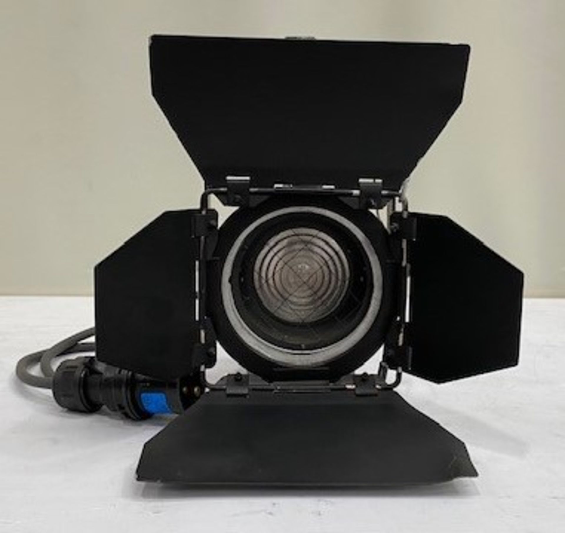 4x Arri 300 Plus Blu/Sil. Unpackaged weight 8.9kg. - Image 3 of 5
