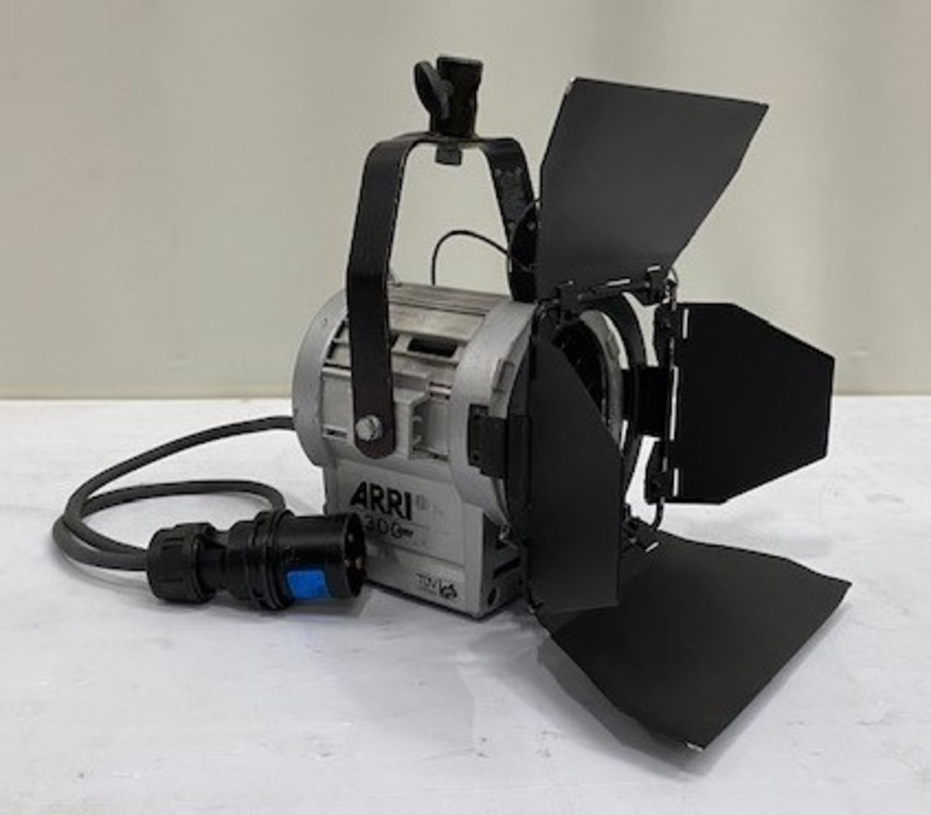 4x Arri 300 Plus Blu/Sil. Unpackaged weight 8.9kg. - Image 4 of 5