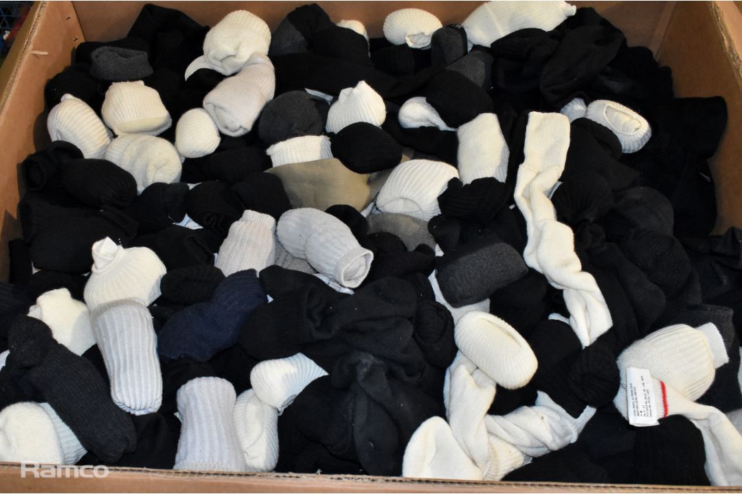 Various mixed socks - various sizes - paired & unpaired - unknown quantity - 137kg - Image 7 of 8