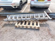 27 tread aluminium triple extension ladder - approx 21ft in length