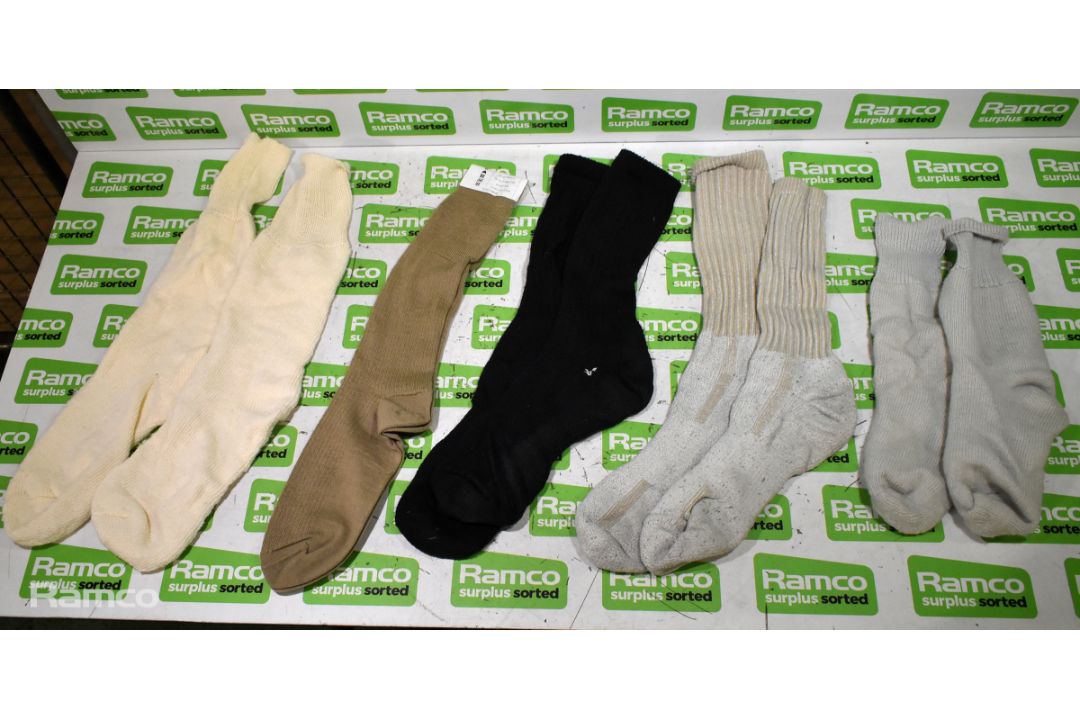 Various mixed socks - various sizes - paired & unpaired - unknown quantity - 137kg - Image 1 of 8