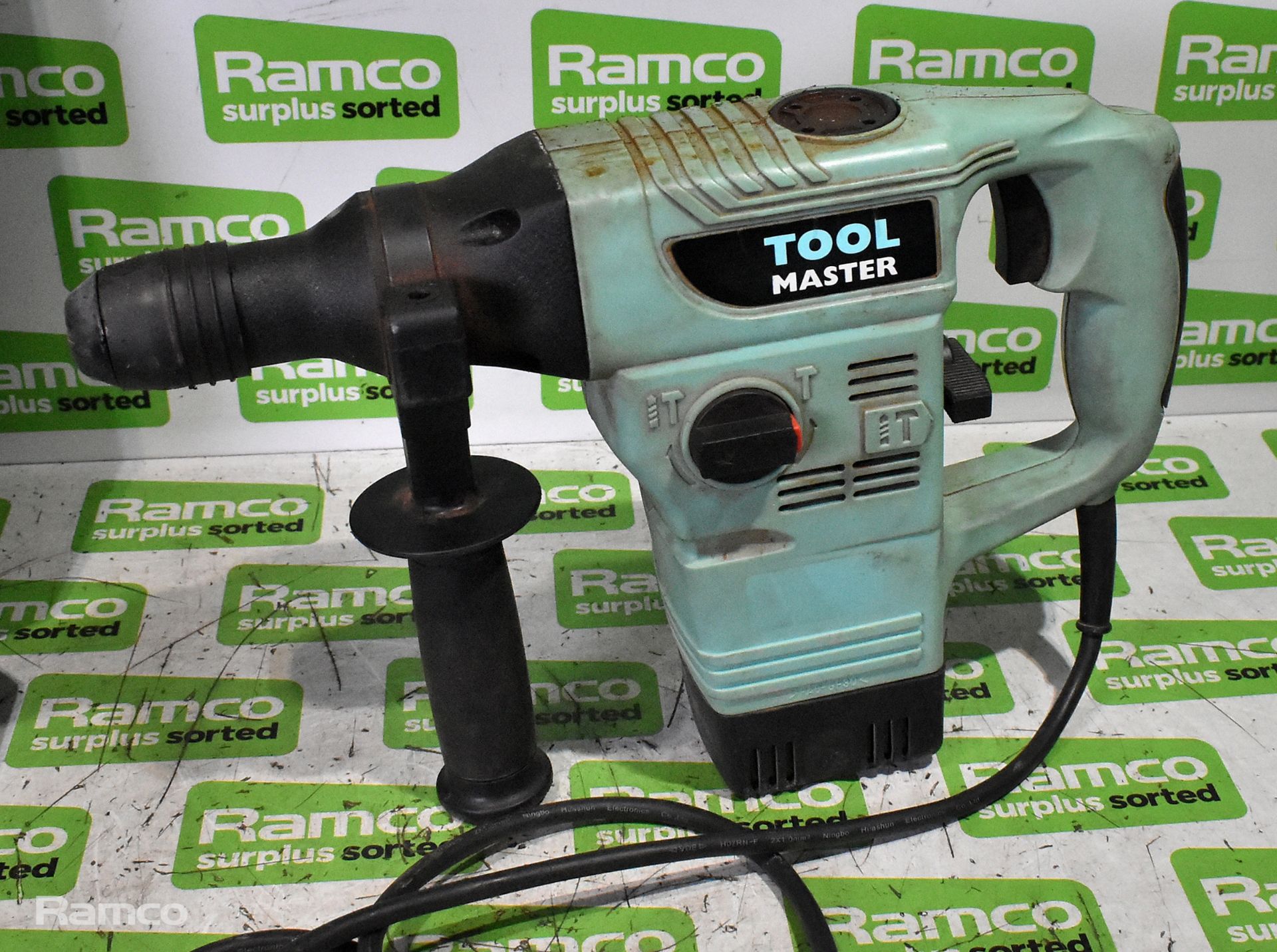 Tool Master RH1100/110V electric 32mm rotary hammer drill with drill bits and case - Image 3 of 6