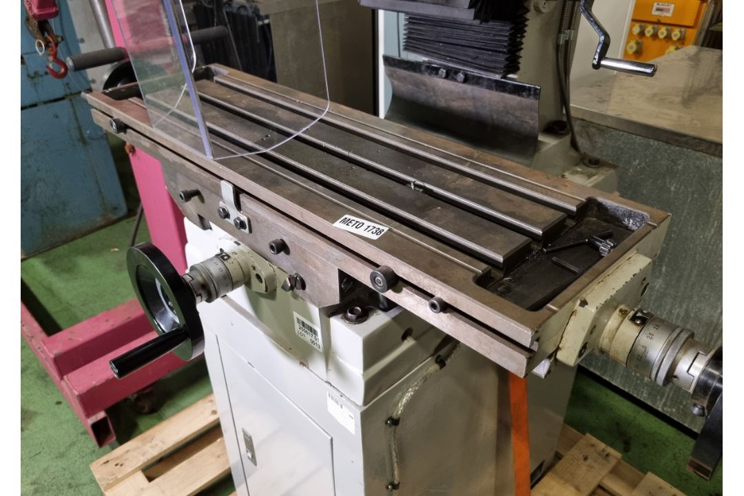 Bench drilling and milling machine mounted on a tool cabinet with spares and accessories - Image 7 of 12