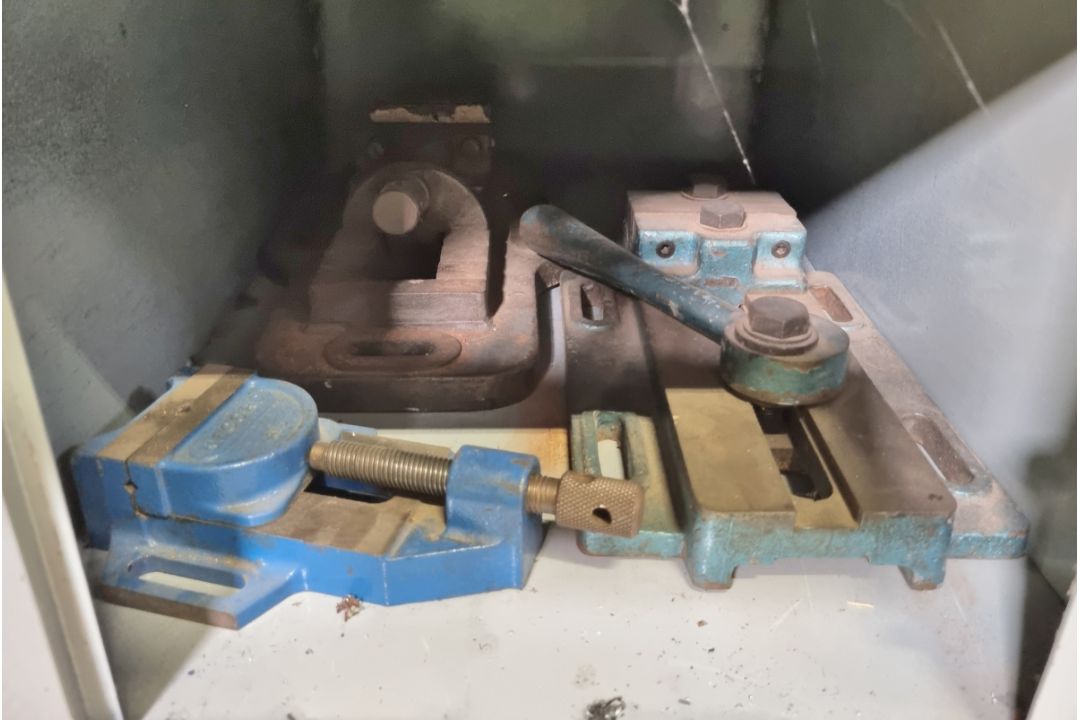 Bench drilling and milling machine mounted on a tool cabinet with spares and accessories - Image 11 of 12