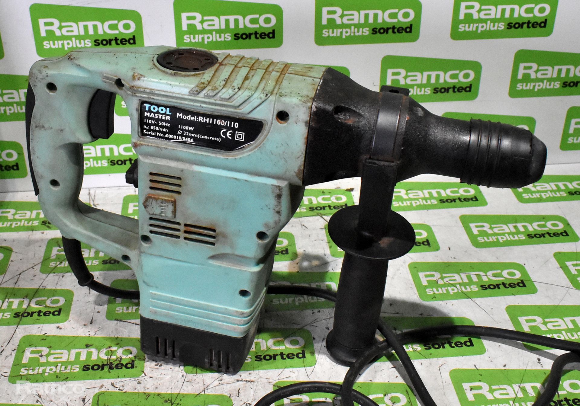 Tool Master RH1100/110V electric 32mm rotary hammer drill with drill bits and case - Image 4 of 6